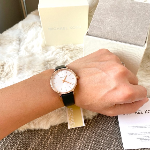 NWT In Box authentic MK rosegold pave leather strap watch - Picture 2 of 5